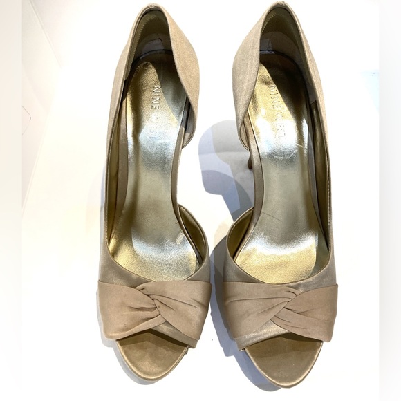 Nine West Light gold / champagne open toe sandals size 7.5 - Picture 1 of 4